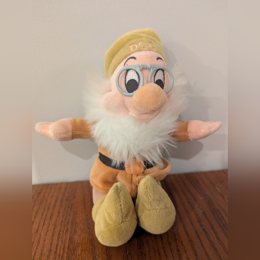 Snow White And The Seven Dwarfs, Vintage DOC Plush Disney Store 9" Tall